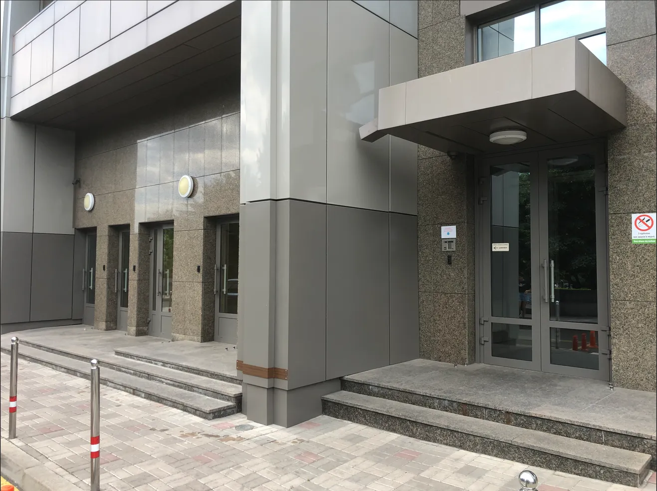 Фарбовані алюмінієві двері та фасад
