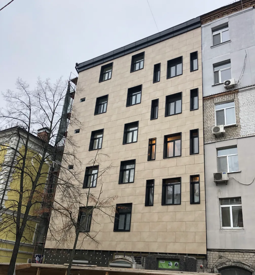 5 поверхів фарбованих вікон