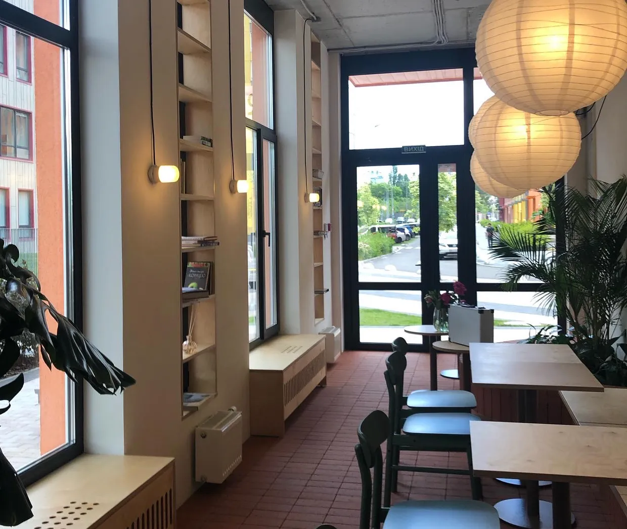 Cafe 128 — фарбування вікон та дверей з внутрішньої сторони