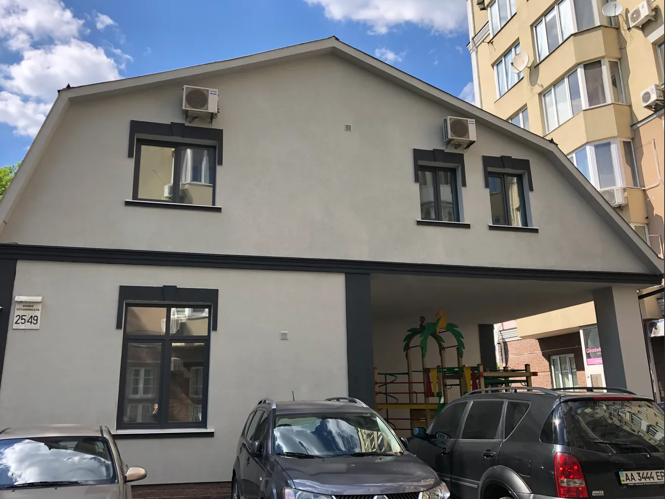 Офісна будівля з пофарбованими вікнами з обох боків