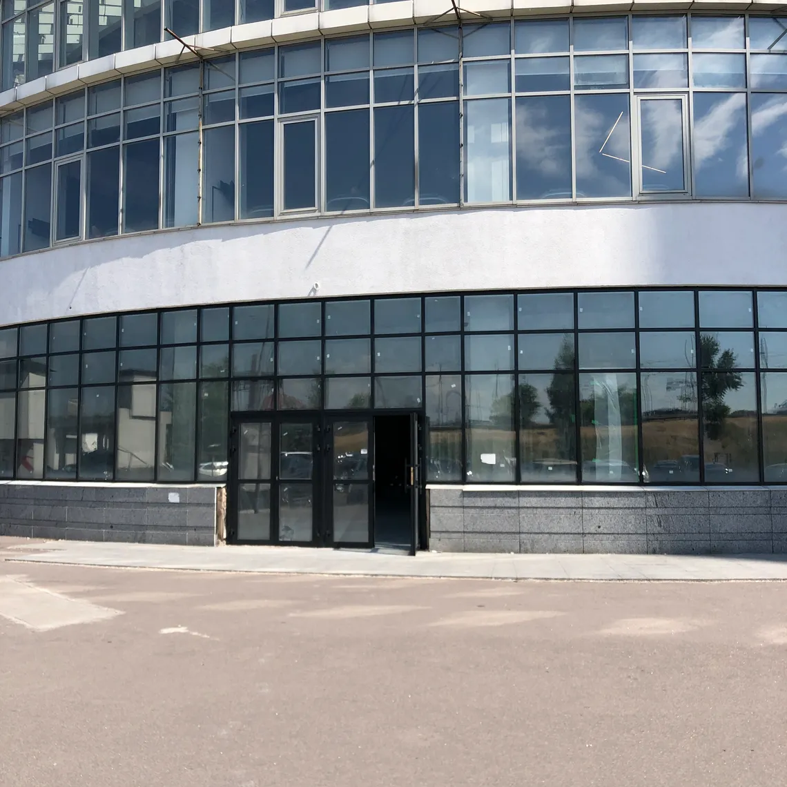 Фарбований фасад з алюмінієвих вікон